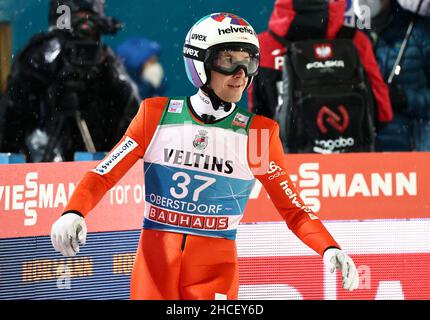 Oberstdorf, Deutschland. 28th Dez 2021. Nordisches Skifahren/Skispringen: Weltcup, Vierschanzentournee. Simon Ammann aus der Schweiz reagiert nach seinem Qualifikationssprung. Quelle: Daniel Karmann/dpa/Alamy Live News Stockfoto