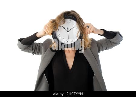 Eine Frau hält eine Uhr vor ihr Gesicht. Isoliert auf Weiß. Termin, Konzept der Versetzung Stockfoto