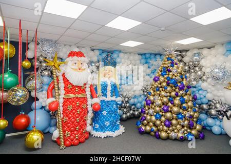 Die Neujahrsfiguren von Weihnachtsmann und Schneewittchen aus Ballons. Wir feiern Neujahr, weihnachten. Stockfoto