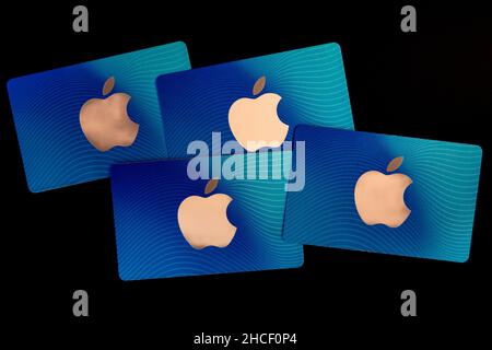 Apple iTunes Geschenkkarten auf schwarzem Hintergrund Stockfoto