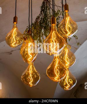 Dekorative Glühlampen im antiken edison-Stil, die von der Decke hängen. Stockfoto