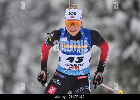 Ingrid Landmark TANDREVOLD (NOR), Aktion, Einzelbild, Einzelmotiv beschnitten, Halbfigur, Halbfigur, IBU Biathlon Weltcup in Hochfilzen 7,5 km Damensprint am 10th. Dezember 2021. In Hochfilzen/Pillersee, Saison 2021/21. Stockfoto