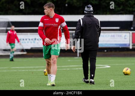 MERTHYR TYDFIL, WALES - 27. DEZEMBER 2021: Dylan Jones von Merthyr Towns und Dean Clarke, Manager von Merthyr Towns, während des Premier Divi der Southern League Stockfoto