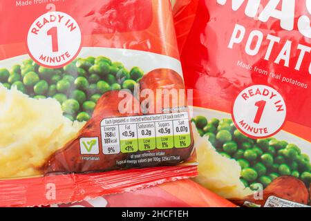 Paket mit ASDA Supermarkt eigenen Etikett getrocknete Kartoffelbrei + Vegetarische Symbol. Für eigene Etikettenmarken, Etikettierung von Ernährungsinformationen, Kunststoffverpackungen. Stockfoto