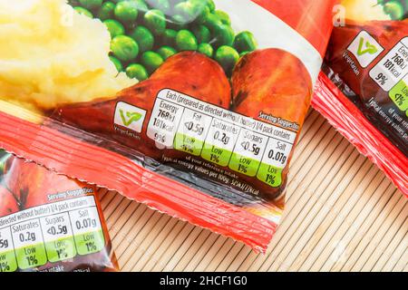 Paket mit ASDA Supermarkt eigenen Etikett getrocknete Kartoffelbrei + Vegetarische Symbol. Für eigene Etikettenmarken, Etikettierung von Ernährungsinformationen, Kunststoffverpackungen. Stockfoto