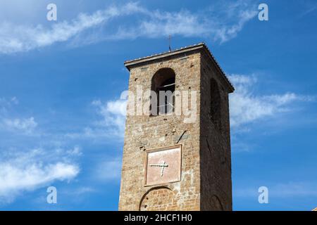 Der Glockenturm der Hauptkirche in Civita di Bagnoregio, der sterbenden Stadt, Latium, Italien, gegen blauen Himmel Stockfoto