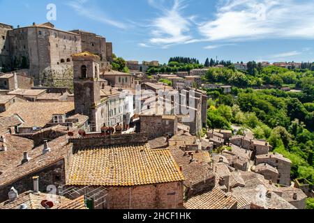 Blick auf die kleine etruskische Stadt Sorano, Toskana, Italien Stockfoto