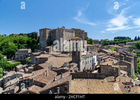 Blick auf die kleine etruskische Stadt Sorano, Toskana, Italien Stockfoto