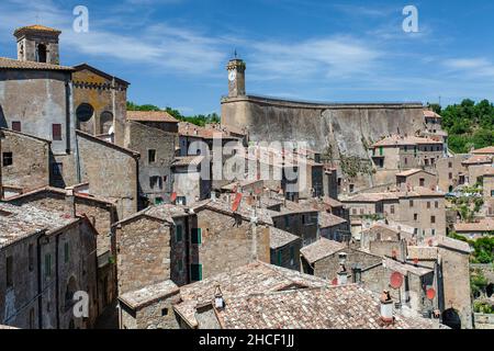 Blick auf die kleine etruskische Stadt Sorano, Toskana, Italien Stockfoto