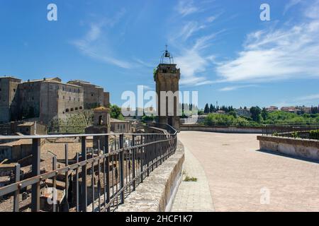 Blick auf die kleine etruskische Stadt Sorano von der Hauptterrasse auf Masso Leopoldino, Toskana Stockfoto