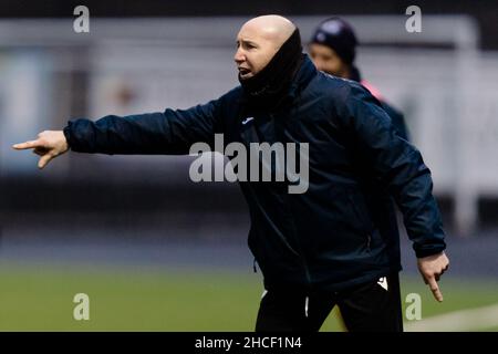 MERTHYR TYDFIL, WALES - 27. DEZEMBER 2021: Dean Clarke, Manager von Merthyr Towns, während der Southern League Premier Division South zwischen Merthy Stockfoto