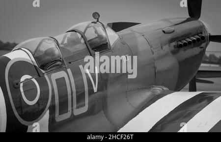 1944 Supermarine Spitfire IX (G-LFIX) auf der DAKS über der Normandy Airshow im Imperial war Museum, Duxford am 4th. Juni 2019 Stockfoto