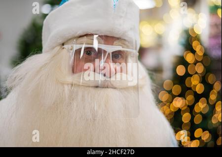 Porträt des russischen weihnachtsmanns in einem Schutzvisier. Stockfoto