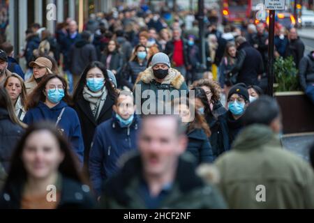 London, England, Großbritannien. 28th Dez 2021. Im Londoner West End werden Menschen gesehen, da die Zahl der Menschen mit Coronavirus im Krankenhaus in England auf 9.546 ansteigt - den höchsten Wert seit dem 3. März. (Bild: © Tayfun Salci/ZUMA Press Wire) Bild: ZUMA Press, Inc./Alamy Live News Stockfoto