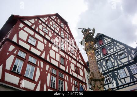 Rothenburg ob der Tauber, Deutschland : Stadtmauer, mittelalterliche Mauer, Turm und Tor, St. Georgs-Brunnen, Stockfoto