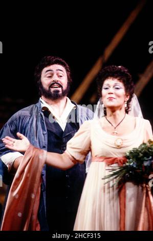 Akt I: Luciano Pavarotti (Mario Cavaradossi), Elizabeth Holleque (Floria Tosca) in TOSCA von Puccini an der Royal Opera, Covent Garden, London WC2 12/09/1992 Dirigent: Zubin Mehta Bühnenbild: Renzo Mongiardino Kostüme: Marcel Escoffier Revival Beleuchtung: John B Original lesen Regie: Franco Zeffirelli Revival Regie: John Cox Stockfoto