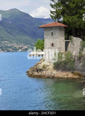 Ein charmanter Sommerblick auf den Lago Maggiore im Dorf Calde. Lombardei, italienische Seen, Italien. Stockfoto