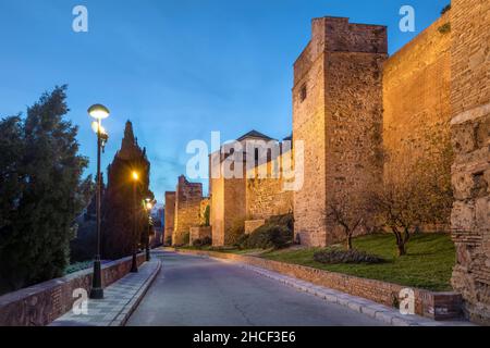 Malaga, Spanien. Blick auf die beleuchtete Mauer der Festung Alcazaba - mittelalterliche maurische Zitadelle Stockfoto