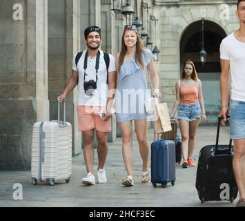 Fröhliche Touristen, die am Sommertag spazieren gehen Stockfoto