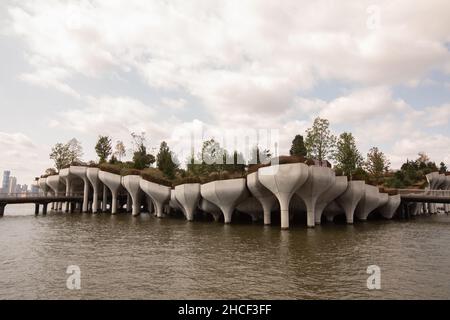 Little Island in New York, NY, entworfen vom Architekten Thomas Heatherwick Stockfoto