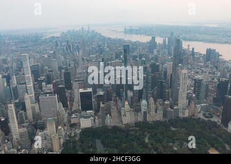 New York City, USA Luftaufnahme von Midtown Manhattan in der Abenddämmerung Stockfoto