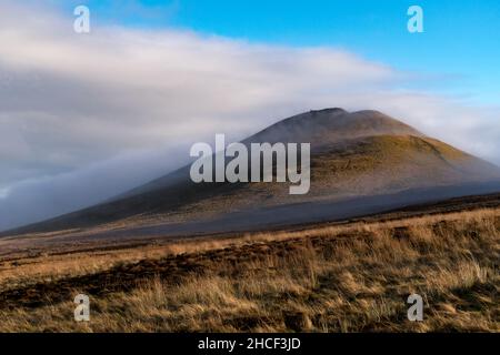 Die Pentland Hills waren an einem frühen Wintermorgen von Nebel und Wolken umhüllt Stockfoto