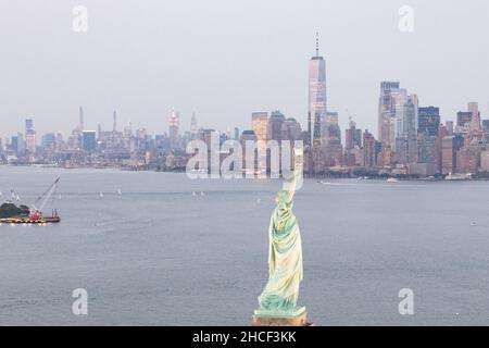 MEW York, NY, USA Luftaufnahme der Freiheitsstatue und Lower Manhattan in der Abenddämmerung Stockfoto