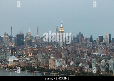 New York City USA Luftaufnahme von Midtown Manhattan in der Abenddämmerung Stockfoto
