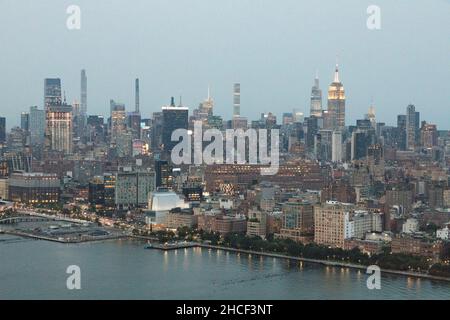 New York City USA Luftaufnahme von Midtown Manhattan in der Abenddämmerung Stockfoto