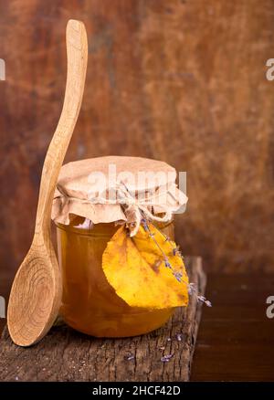 Hausgemachte Kürbis-Püree-Marmelade auf Holzhintergrund. Stockfoto