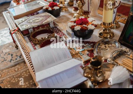 Traditionelle Hochzeitskronen in einer Kirche. Hochzeitskrone in der Kirche bereit für die Trauung Stockfoto