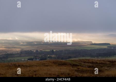 An einem Wintermorgen bedeckt eine Wolkenreihe den Süden von Schottlands Hügeln Stockfoto