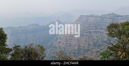 Faszinierende Ansicht der Mahabaleshwar-Reihe westlicher Ghats einschließlich Pratapgad, Koleshwar, Raireshwar und Chandragad von Marjorie Point, Mahabalesh Stockfoto