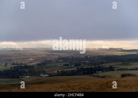An einem Wintermorgen bedeckt eine Wolkenreihe den Süden von Schottlands Hügeln Stockfoto