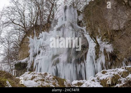 Gefrorener Wasserfall mit Eiszapfen in Bad urach Stockfoto