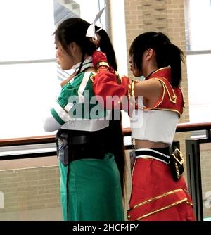 Zwei asiatische Mädchen cosplaying als SAO-Zeichen Stockfoto