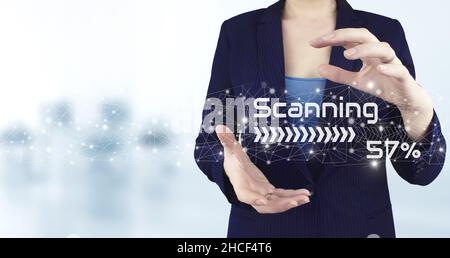 Futuristisches und technologisches Scannen. Symbol des virtuellen holografischen Scanners mit zwei Händen und hellem unscharfem Hintergrund. Cybersicherheit und Datenschutz Stockfoto