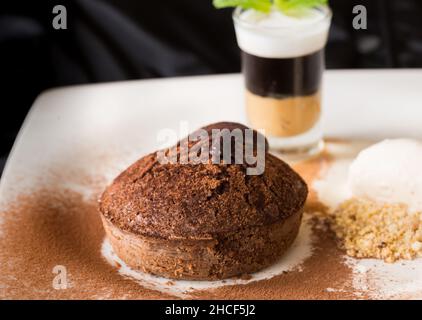Geschmolzene Schokolade Kuchen mit Erdnussbutter Shooter. Stockfoto