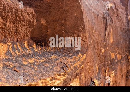 Eine Reihe von Figuren führt in das Prozessionsgremium, eine bekannte Ancetral Puebloan Petroglyphe Panel in der Nähe der Spitze des Kamm Ridge in Bears Ears National M Stockfoto