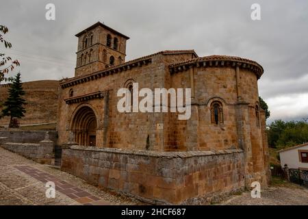 Romanische Stiftskirche von San Pedro de Cervatos. Stockfoto