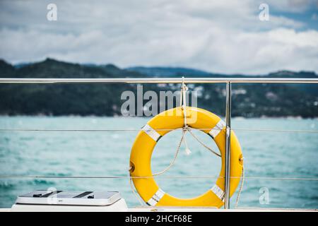 Close-up Gelb leben Ring hängen auf dem Boot mit Blick auf das Meer im Hintergrund. Stockfoto