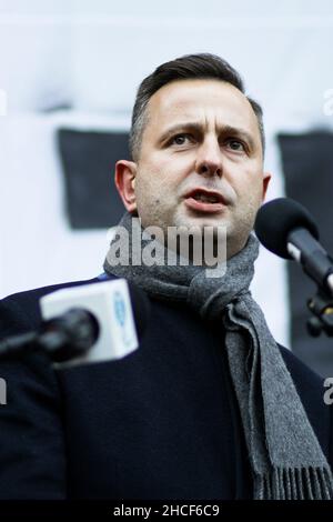 Der Abgeordnete Wladyslaw Kosiniak-Kamysz, Führer der oppositionellen Agrarpartei PSL, spricht während des Protestes. Das polnische parlament hat kürzlich eine kontroverse angenommen Stockfoto