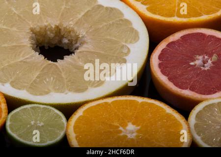 Sorten von frischen Zitrusfrüchten Scheiben auf dem Tisch Stockfoto