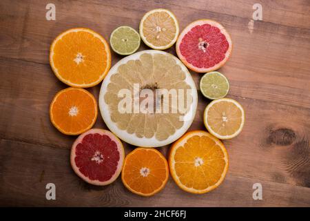 Sorten von frischen Zitrusfrüchten Scheiben auf einem Holztisch Stockfoto