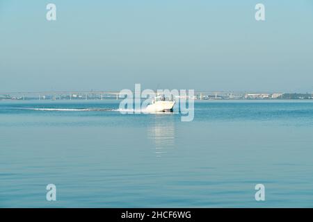 Segelyacht in der Aveiro-Mündung mit Blick auf die portugiesische Stadt im Hintergrund Stockfoto