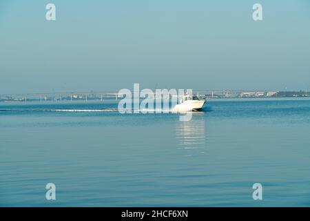 Segelyacht in der Aveiro-Mündung mit Blick auf die portugiesische Stadt im Hintergrund Stockfoto