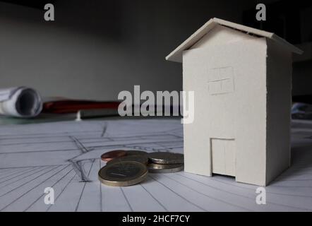 Euro Geld, um eine Wohnung zu kaufen - Pappmodell von einem Architekten gemacht Stockfoto