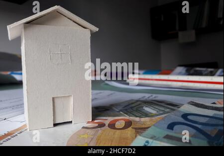 Euro Geld, um eine Wohnung zu kaufen - Pappmodell von einem Architekten gemacht Stockfoto