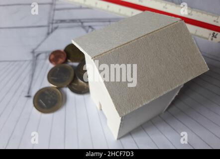 Euro Geld, um eine Wohnung zu kaufen - Pappmodell von einem Architekten gemacht Stockfoto