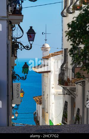 Altea, Spanien - 05. März 2020: Wunderschöne Aussicht auf die authentische Altstadt von Altea. Altea, Provinz Alicante, Mittelmeerküste, Costa Blanca Stockfoto